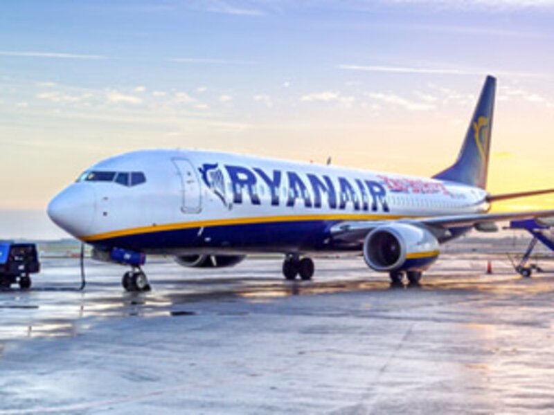 Ryanair replaces paper flight manuals with Boeing iPad app