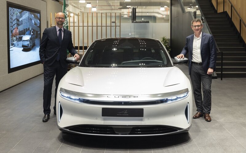 Blacklane global chauffeur service partners with EV company