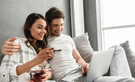 Holidaymakers embrace last-minute planning, mobile bookings